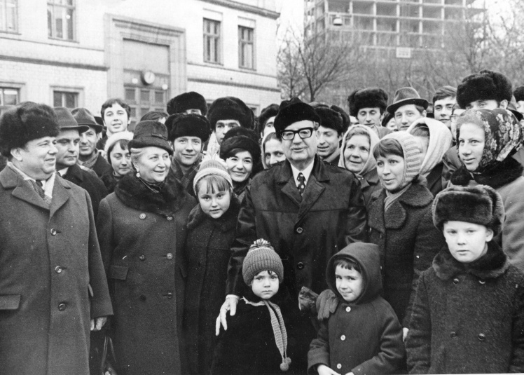 Во время своего последнего визита в СССР в 1972 году, нарушив протокол, Сальвадор Альенде остановил кортеж на площади Славы в Киеве, чтобы пообщаться с горожанами, 1 декабря 1972 года.
