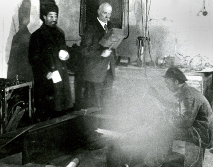 Академік Євген Патон (у центрі) в електрозварювальній лабораторії в Києві, 1931 рік.