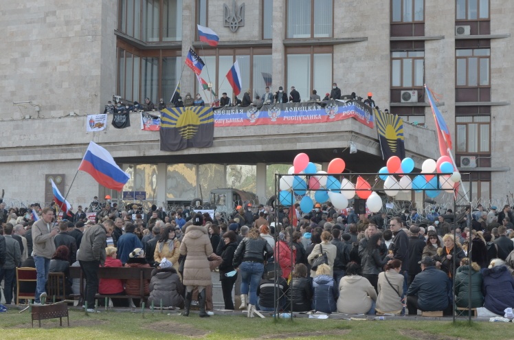 Прихильники «ДНР» в будівлі Донецької ОДА. Донецьк, 7 квітня 2014 року.