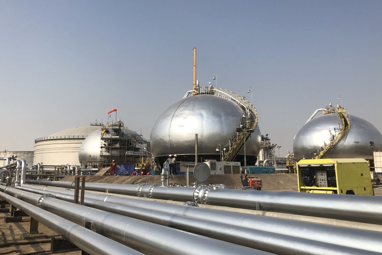 Трубопроводы на предприятии по переработке сырой нефти крупнейшей госкомпании Saudi Aramco в Саудовской Аравии, 12 октября 2019 года.