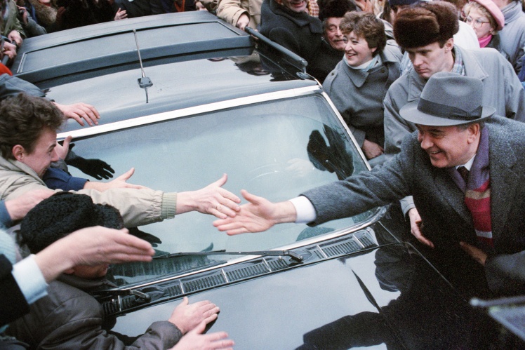 Генеральний секретар ЦК КПРС Михайло Горбачов (праворуч) зустрічається з жителями Вільнюсу під час офіційного візиту до Литви, 29 січня 1990 року.
