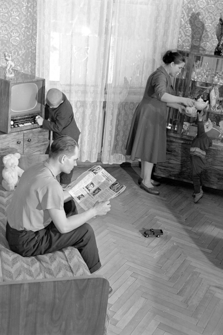 Бригадир-рационализатор Дарницкого шелкового комбината Мельник Н. читает журнал в своей новой квартире в Киеве, 5 февраля 1964 года.