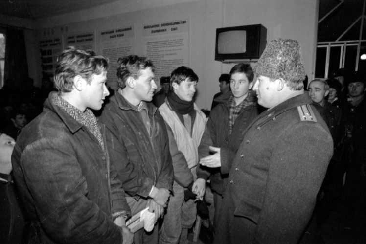 Заступник командира однієї з частин Національної гвардії України розмовляє з призовниками, Львівська область, 1991 рік.