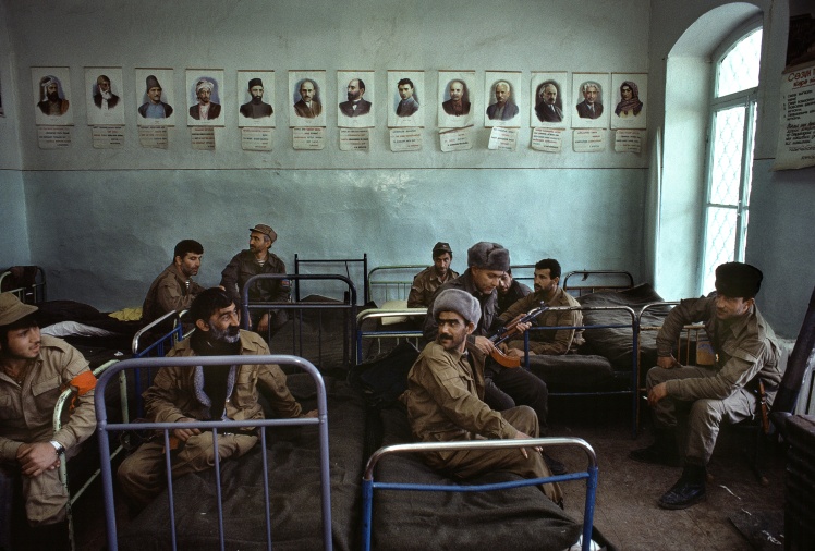 Азербайджанские солдаты занимают школу в мае 1992 года, Шуша, Азербайджан.