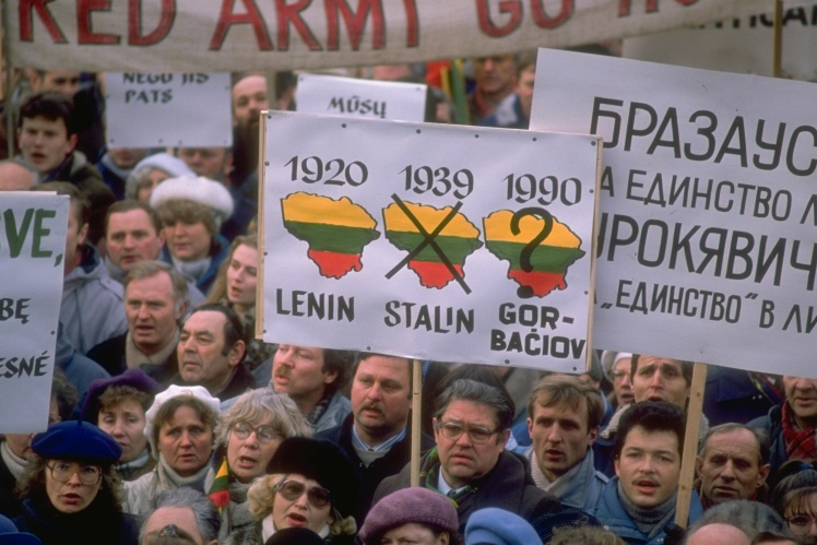 Литовці тримають антирадянські плакати під час мітингу напередодні візиту Михайла Горбачова, Вільнюс, 10 січня 1990 року.