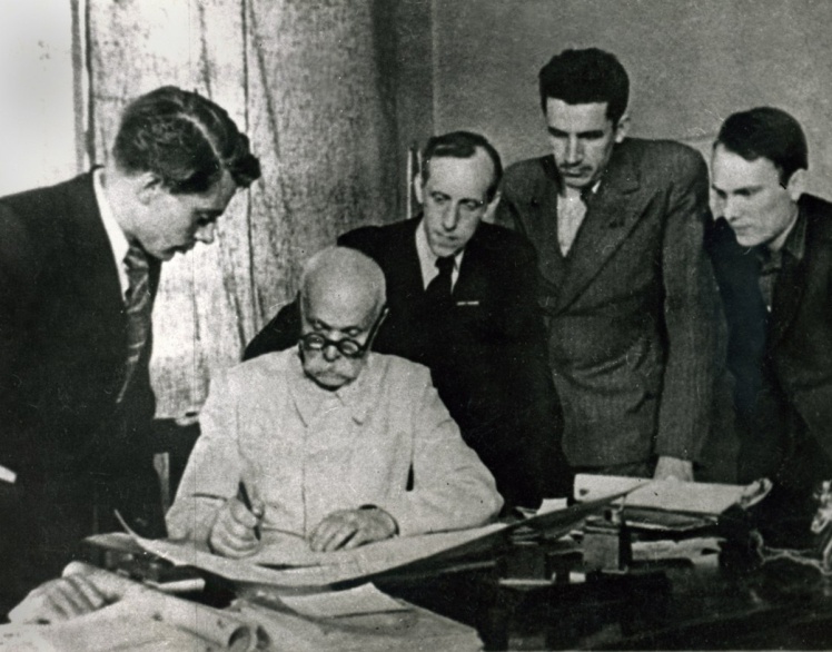 Євген Патон (другий ліворуч) із синами Володимиром (крайній ліворуч) і Борисом (крайній праворуч), 1950-ті роки.