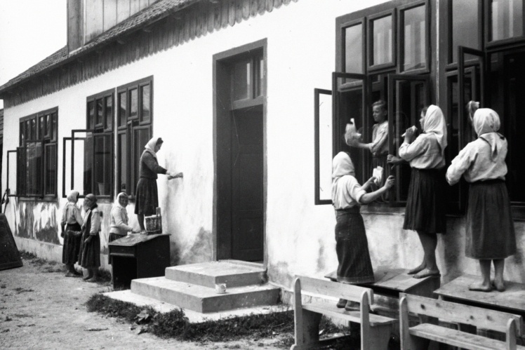 Побелка школы силами колхозников во время субботника в селе Испас Черновицкой области, июнь 1947 года.