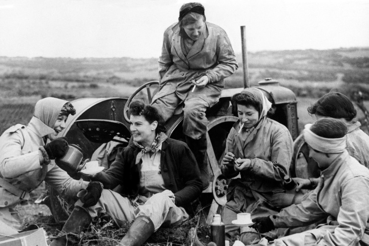 Women during field work in the south-east of England, 1941.