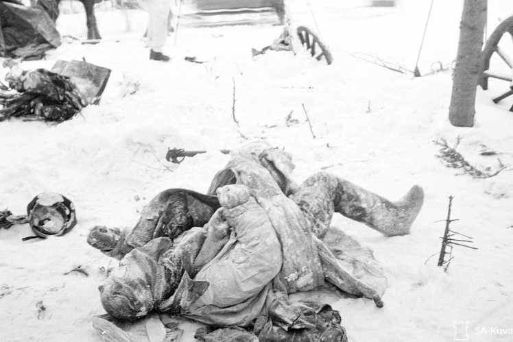 Замерзлий радянський солдат серед залишків знищеної колони, 14 січня 1940 року.
