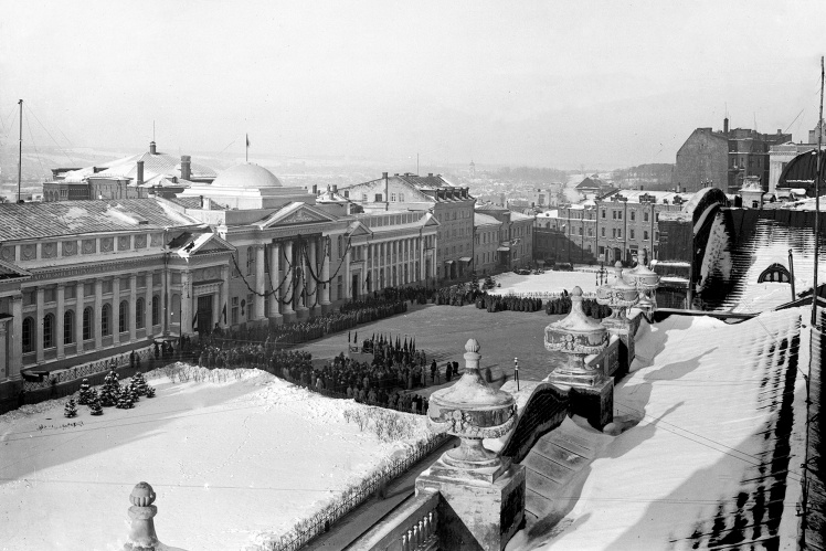 Загальний вигляд будівлі Всеукраїнського центрального виконавчого комітету в Харкові (колишня будівля Дворянського зібрання, зруйнована під час Другої світової війни), 1930 рік.