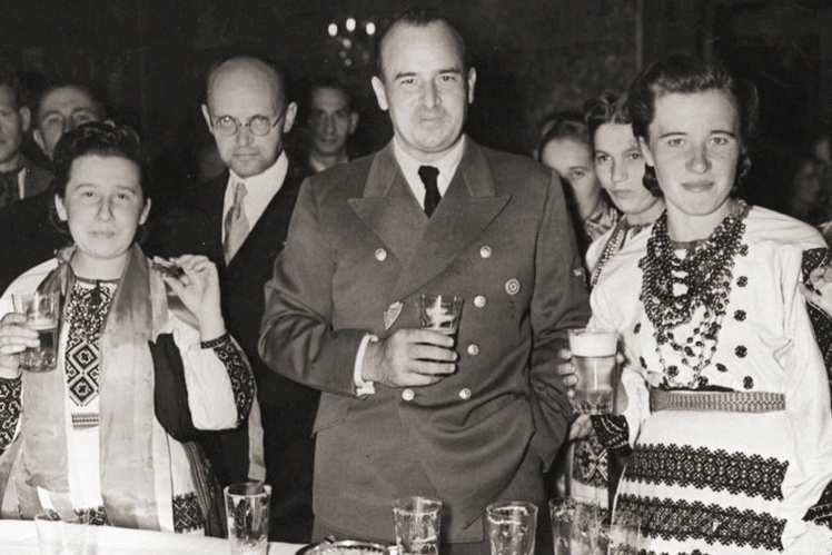 Governor-General Hans Frank with members of the Ukrainian delegation in Krakow, to his left is the head of the Central Committee Volodymyr Kubiyovych, 1943.