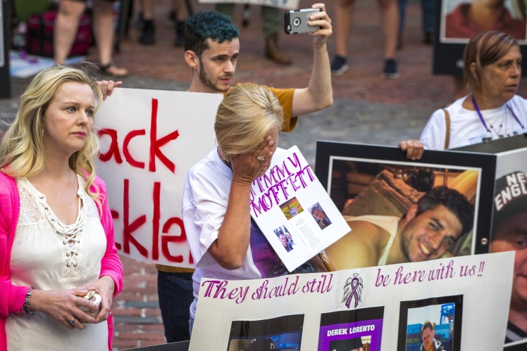 Друзі та родичі жертв передозування опіоїдами зібралися біля Верховного суду округу Саффолк у Бостоні, в той час як усередині тривав судовий процес проти Purdue Pharma, 2 серпня 2019 року.
