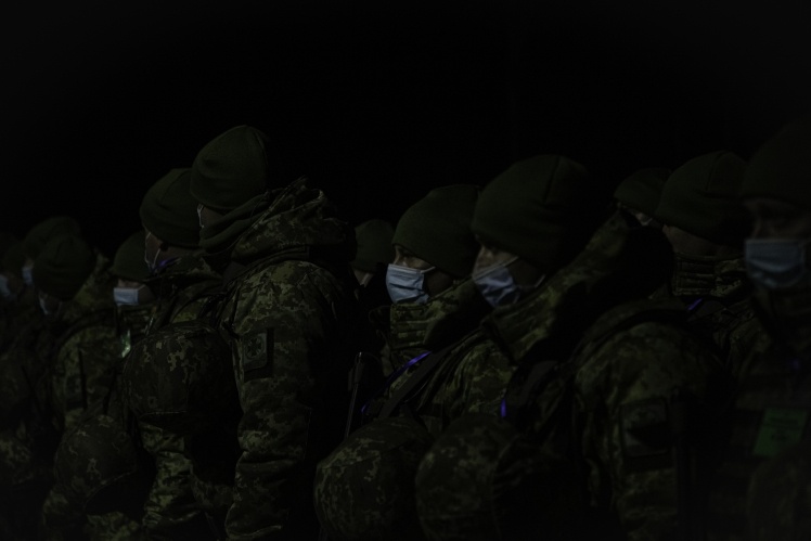 Військові під час відкриття КПВВ «Щастя» в Луганській області, листопад 2020 року.