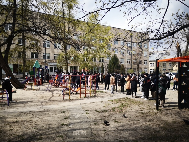 Черга громадян Китаю перед київським пунктом вакцинації 27 квітня о 13:15.