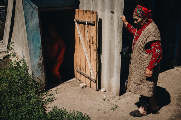 86-year-old Anastasia Bilyk and her 59-year-old daughter Lyudmyla Denysenko near the entrance to the basement, where they usually hide during shelling. Kherson region, June 25, 2022.