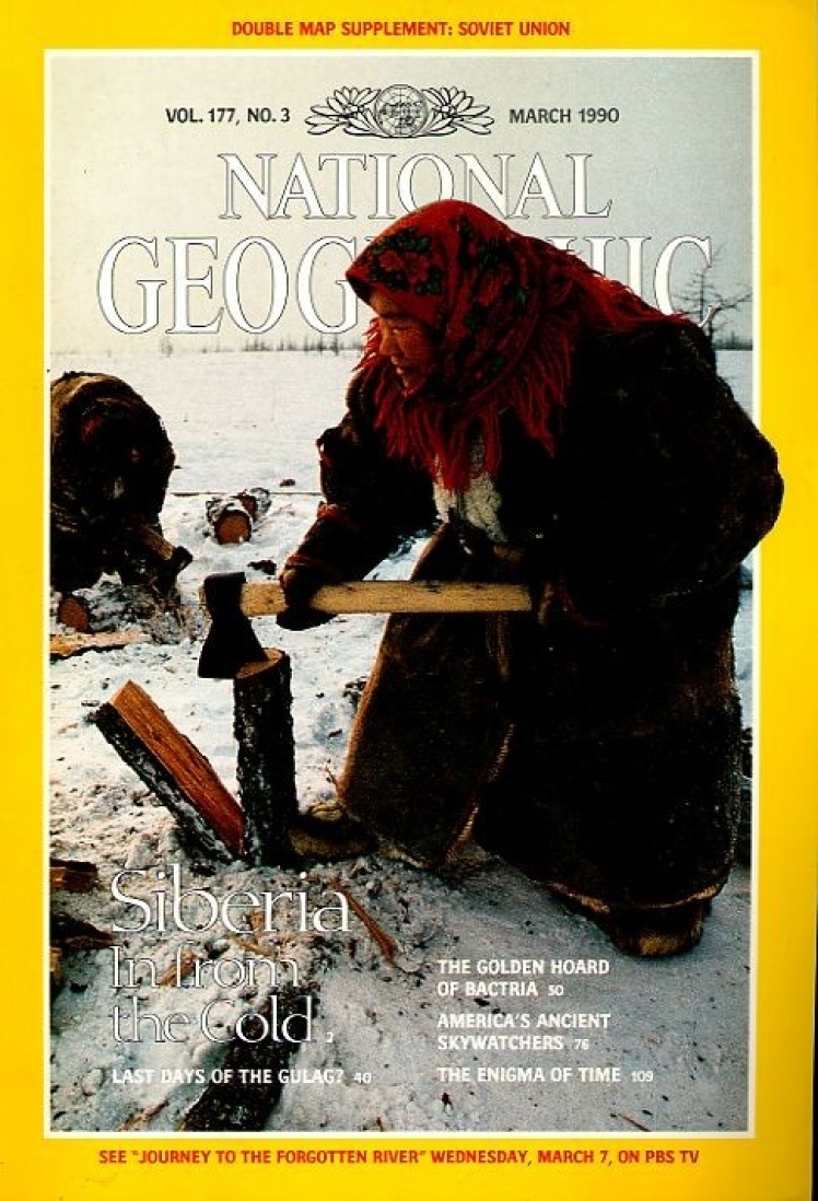 Март 1990 года. На обложке ненецкая женщина из группы кочевников-оленеводов рубит дрова на стоянке в сибирской тундре.