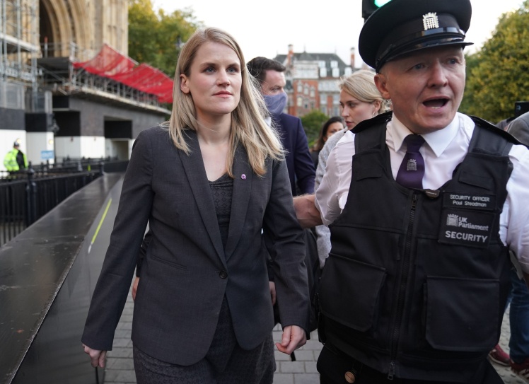 Фрэнсис Хауген (слева) покидает здание парламента в Лондоне после того, как дала показания в рамках планов правительства по регулированию социальных сетей, 25 октября 2021 года.
