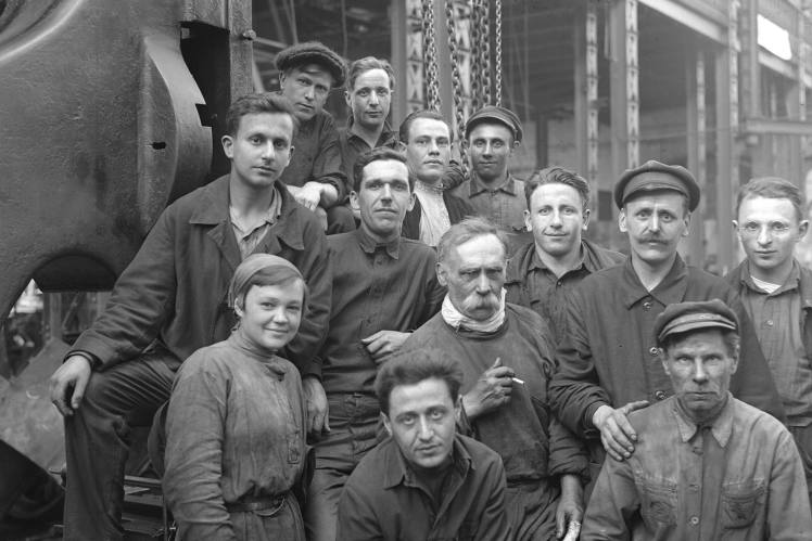 Група ударників суднобудівного заводу «Ленінська кузня» (зараз завод «Кузня на Рибальському») в Києві, фото до 1941 року.