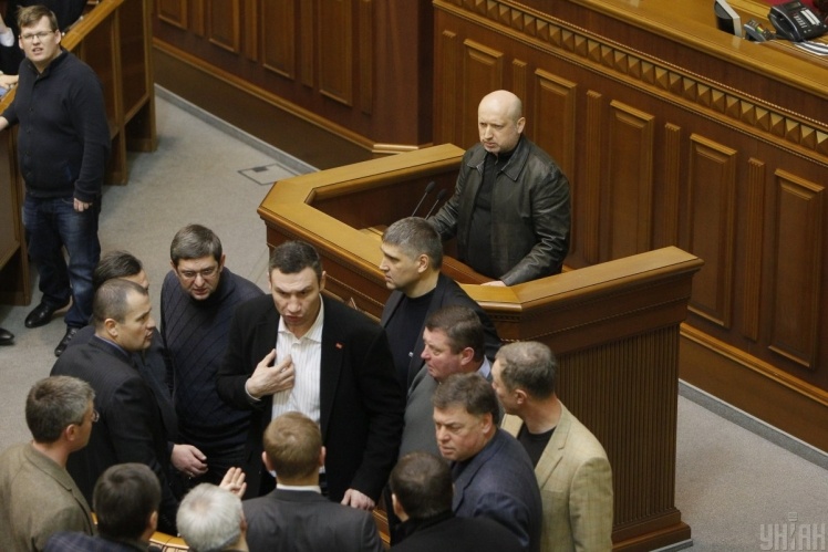 Новообраний спікер ВР Олександр Турчинов виступає перед народними депутатами під час засідання парламенту в Києві, в суботу, 22 лютого 2014 року.