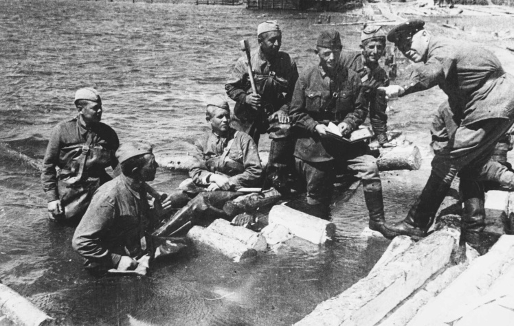 Советские солдаты строят переправу через реку, лето 1941 года.