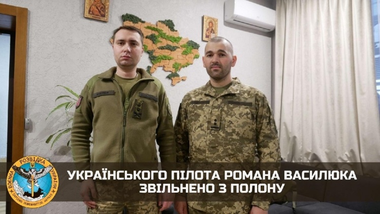 On the left — the head of military intelligence Kyrylo Budanov. On the right — pilot Roman Vasyliuk.
