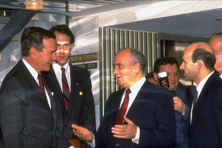 Михаил Горбачев встречает Джорджа Буша на борту лайнера «Максим Горький», 2 декабря 1989 года.