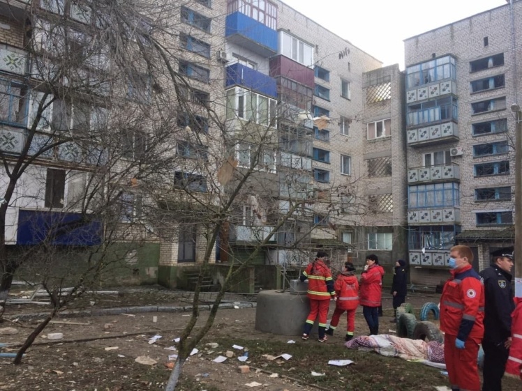 В Новой Одессе произошел взрыв в пятиэтажном жилом доме, часть здания разрушена.