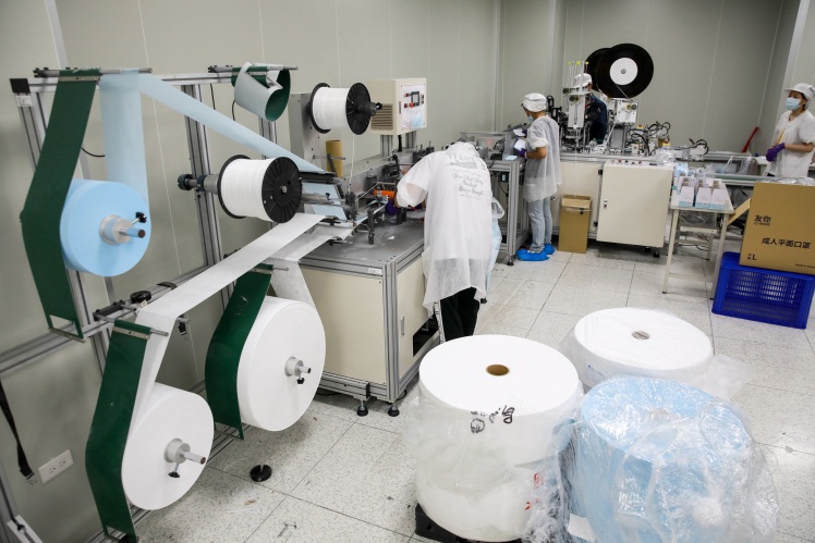 Виробництво захисних масок на фірмі Taiwan Comfort Champ Manufacturing, 12 червня 2020 року.