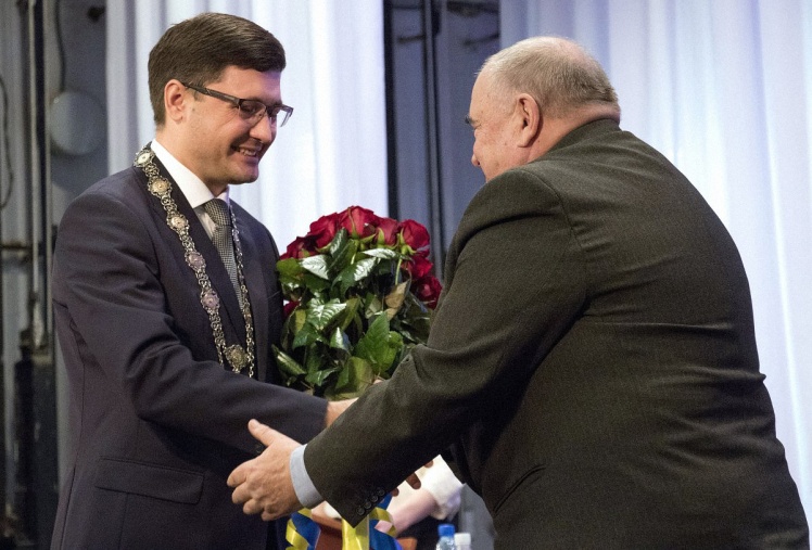 Новоизбранный мэр Мариуполя Вадим Бойченко на первой сессии горсовета VII созыва. Мариуполь, 15 декабря 2015 года.