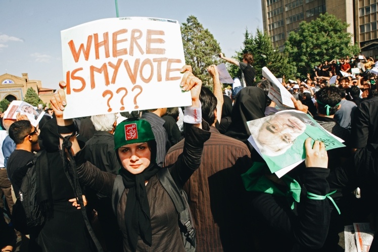 Іранські прихильники переможеного реформістського кандидата в президенти Мір-Хоссейна Мусаві вийшли на демонстрацію 18 червня 2009 року в Тегерані, Іран.