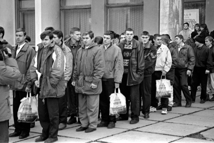 Призовники Миронівського району Київської області перед відправкою до Збройних сил України, 28 листопада 1997 року.