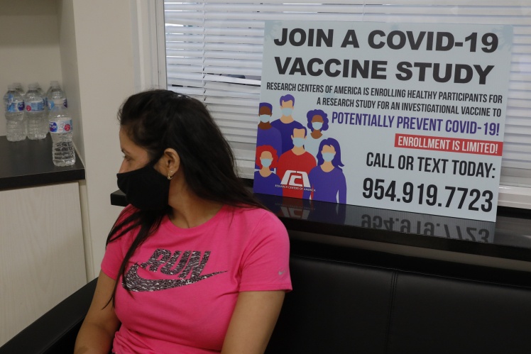 Добровольці очікують ін'єкцію експериментальної вакцини Pfizer. Лабораторія Research Centers of America у Флориді. 9 вересня 2020 року.