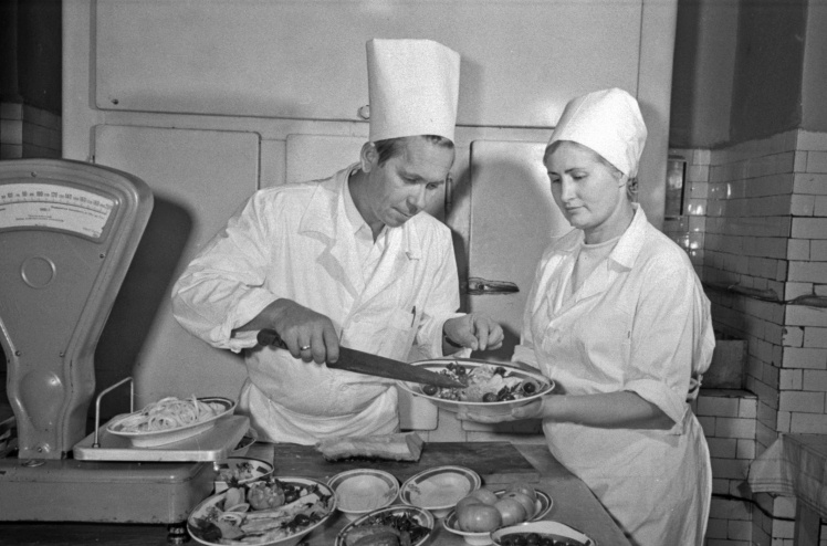 Повара киевского ресторана «Украина» за работой, 1970-е.