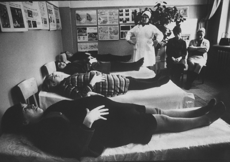 Заняття з дихальної гімнастики для полегшення майбутніх пологів, 1969 рік.