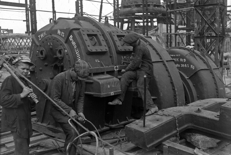 Монтаж дизельного генератора доменного цеха Запорожского металлургического комбината «Запорожсталь», 1932 год.