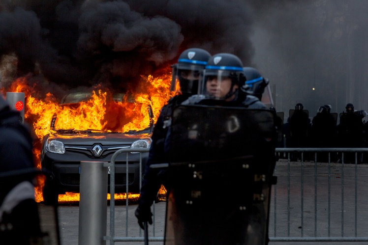 Поліцейські охороняють район перед Ейфелевою вежею в Парижі, де протестуючі «жовті жилети» підпалили автомобіль, 9 лютого 2019 року.