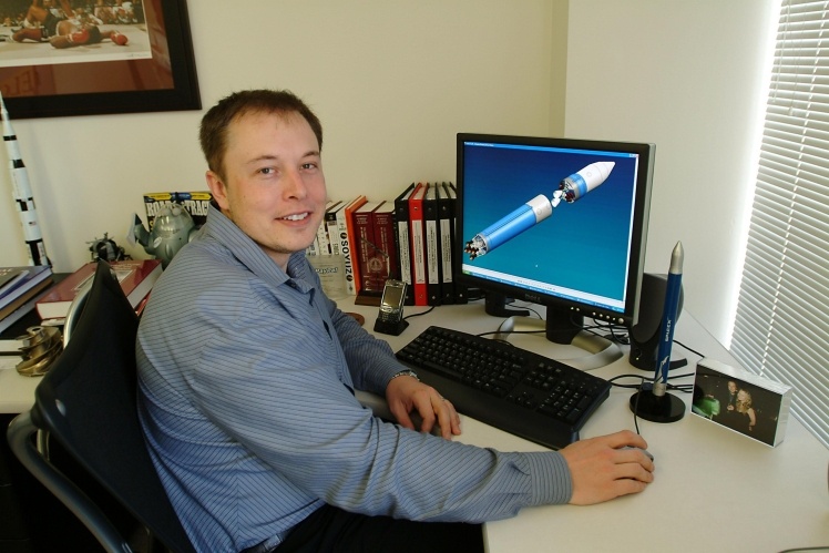 Маск за своим рабочим столом в офисе SpaceX в Эль-Сегундо, Калифорния, 19 марта 2004.
