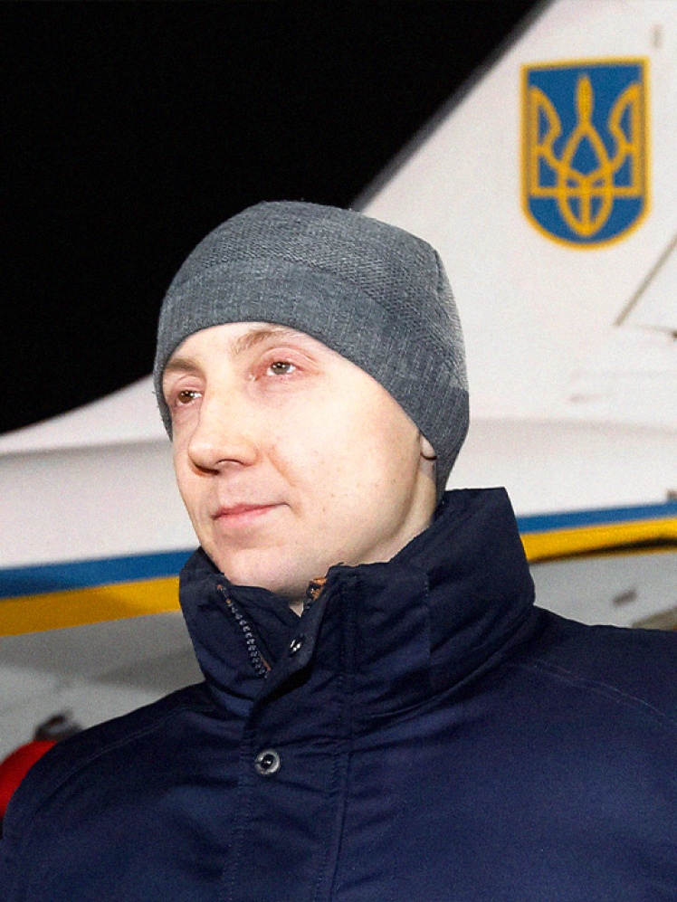 Украинский журналист и писатель Станислав Асеев  в аэропорту Борисполь под Киевом, Украина, 29 декабря 2019 года после того, как Украина поменялась пленными с пророссийскими сепаратистами.