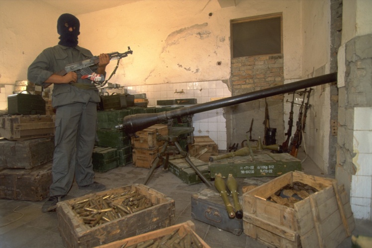 Склад оружия «Комитета спасения» во Влере, лето 1997 года.