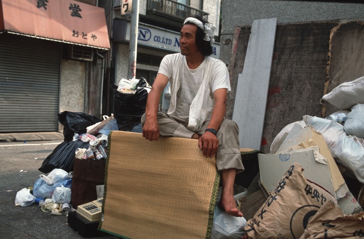 Безхатько в районі Санья з усіма своїми пожитками. На життя він заробляє різноробом на будівництві. Найбідніший район Токіо, Санья вже десятиліттями надає притулок таким людям.