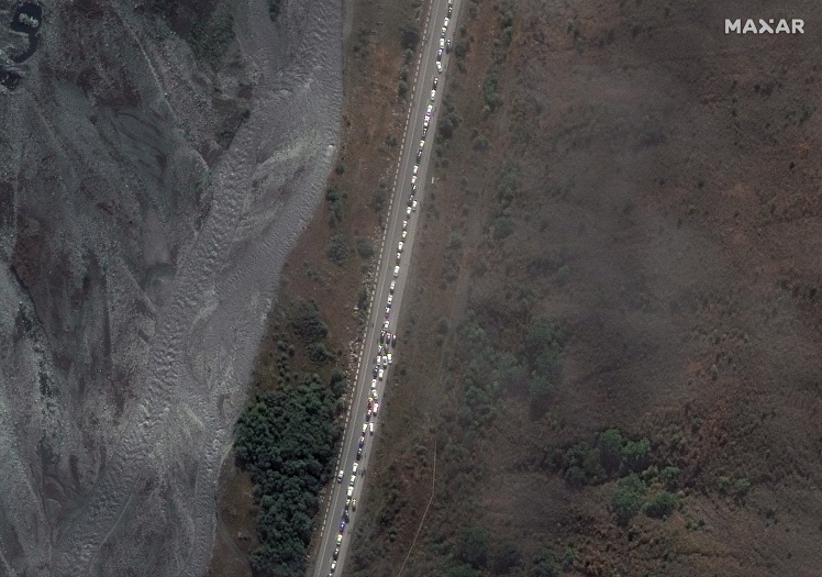 Супутникові знімки від 25 вересня показують великий затор із машин, які виїжджають з росії та намагаються перетнути кордон із Грузією на пункті пропуску «Верхній Ларс».