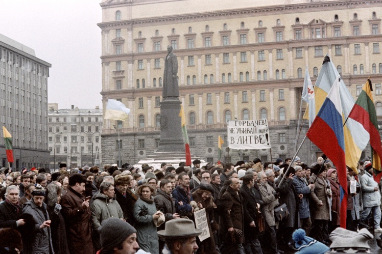 Демонстранти, які виступають проти дій радянських військ у Литві, проходять повз будівлю КДБ (зараз ФСБ) на Лубʼянці в Москві, 13 січня 1991 року.