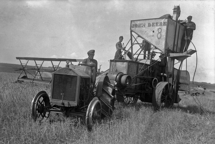 Збирання пшениці американським комбайном John Deere в колгоспах станції Основа Харківської області, 1930-ті роки.
