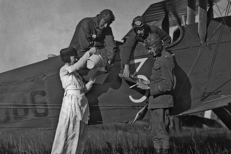 Пілоти п'ють каву перед бойовим вильотом, 1918 рік.