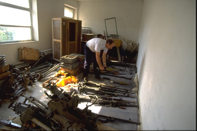 Оружие, конфискованное у банд и гражданского населения Влеры, 15 августа 1997 года.