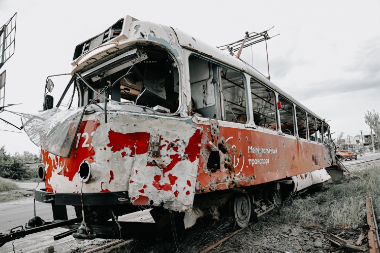 Пошкоджений трамвай у депо біля заводу «Азовсталь», Маріуполь, 21 травня 2022 року.