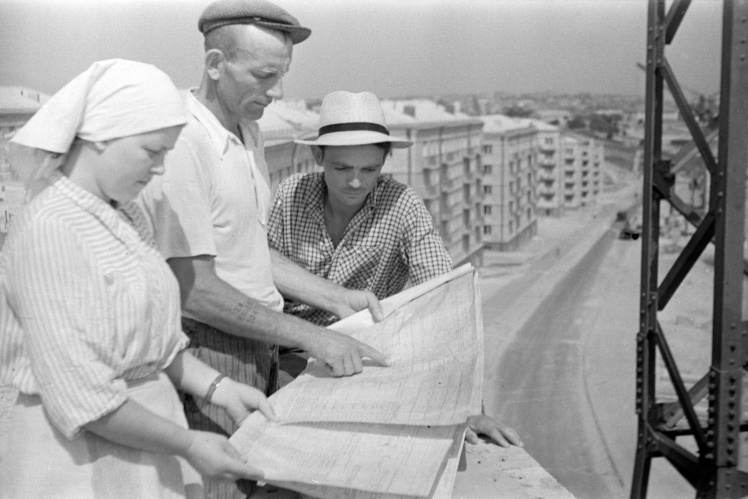 Бригада строителей-передовиков знакомится с новыми участками строительства жилого массива в Железнодорожном районе (сегодня большая его часть входит в состав Соломенского района) Киева, 25 июля 1959 года.