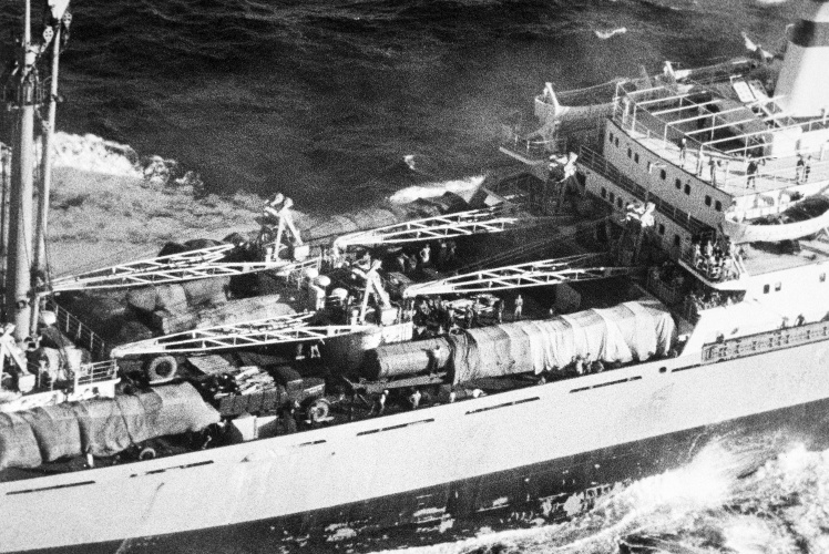 Аерофотозйомка палуби радянського торгового судна «Металург Аносов», на яке не пустили для інспекції американських військових, 10 листопада 1962 року.