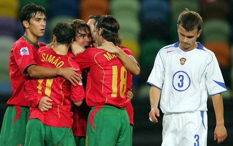 Півзахисник збірної Португалії Деку святкує забитий гол у матчі проти Росії, 13 жовтня 2004 року.