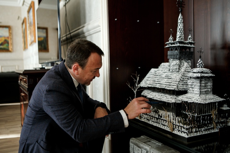 Алексей Петров получил этот макет старинной церкви в подарок. Он стоит в его кабинете.